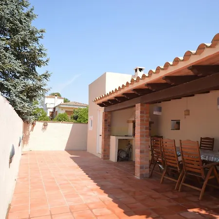 Casa Comoda Con Piscina Privada Y Jardin En - Es-89-143